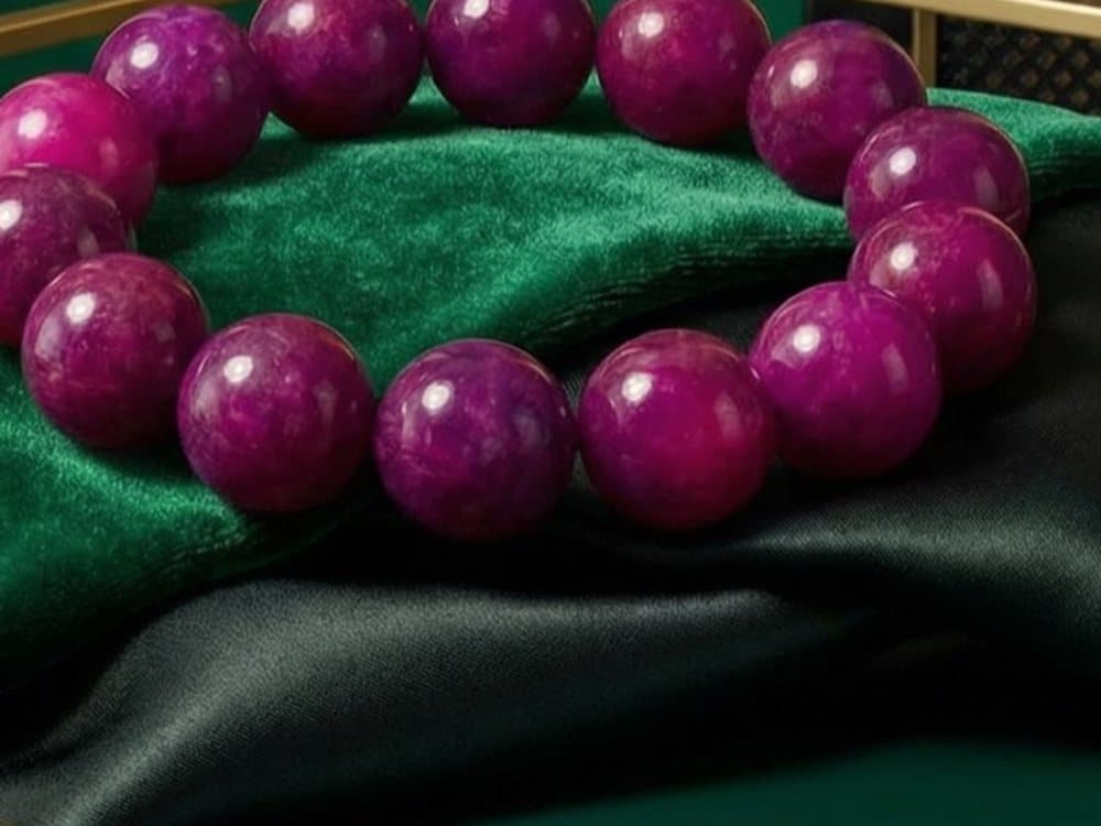 Amethyst in Nahaufnahme — Perlen eines LUMORANI-Armbands