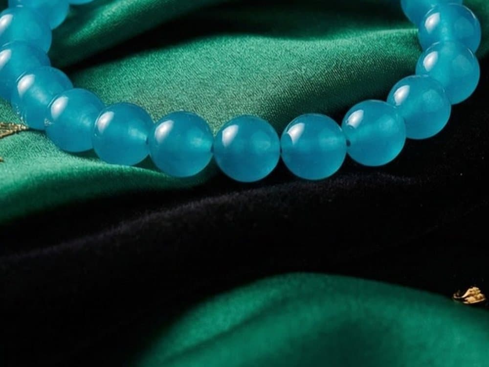 Aquamarin in Nahaufnahme — Perlen eines LUMORANI-Armbands