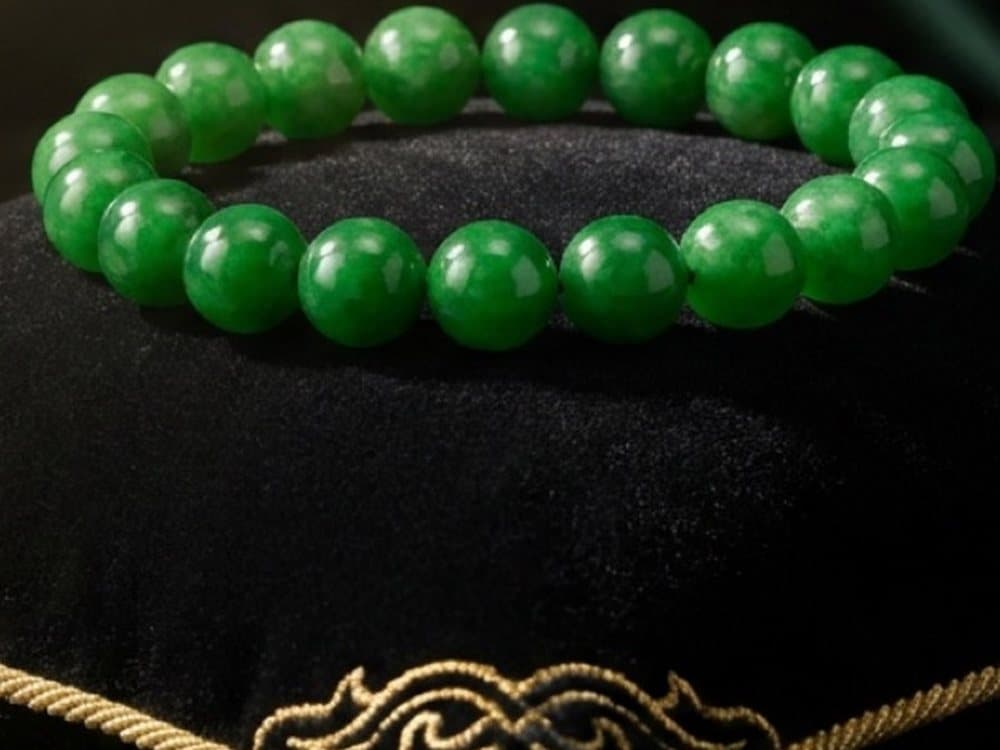 Jade in Nahaufnahme — Perlen eines LUMORANI-Armbands