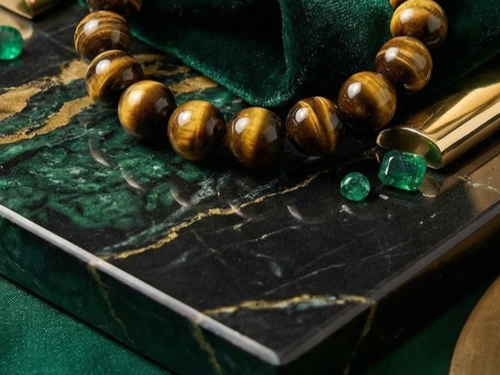 Tigerauge in Nahaufnahme — Perlen eines LUMORANI-Armbands